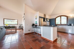 Frigorífico, microondas, horno y placa de cocina