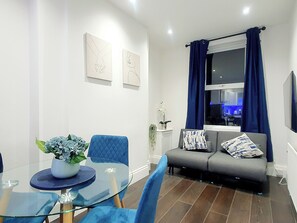 Living area - Luxury 1-Bedroom Flat Close to Central London (London)