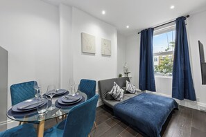 Dining - Luxury 1-Bedroom Flat Close to Central London (London)