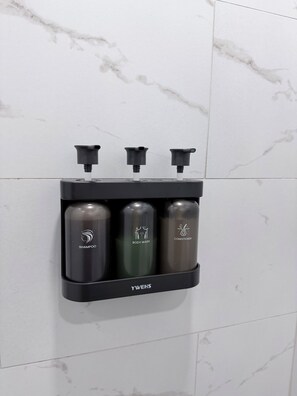 Regadera, toallas, jabón, papel de baño 