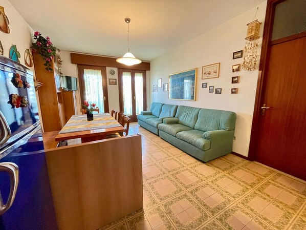 Apartment, 2 Bedrooms, Balcony, Garden View | Living room
