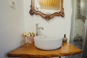 Ducha, secador de pelo, toallas, jabón