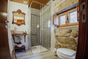 Ducha, secador de pelo, toallas, jabón