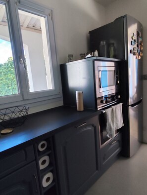 Kühlschrank, Mikrowelle, Ofen, Herdplatte