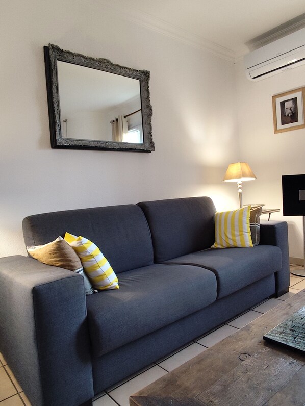 Fernseher, Kamin, Bücher