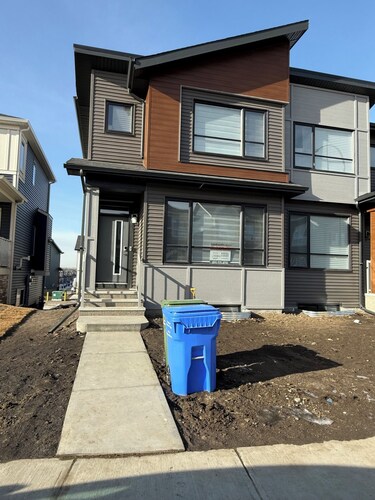 Slice Of Paradise! 2 bdrm suite close to Stoney Trail and YYC airport