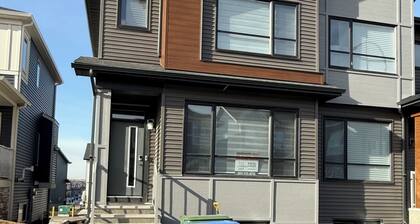 Slice Of Paradise! 2 bdrm suite close to Stoney Trail and YYC airport