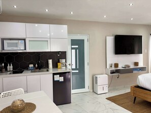 Fridge, microwave, coffee/tea maker, cookware/dishes/utensils - Salitre Studio | Walking to Beach and Shared Pool (Dorado)