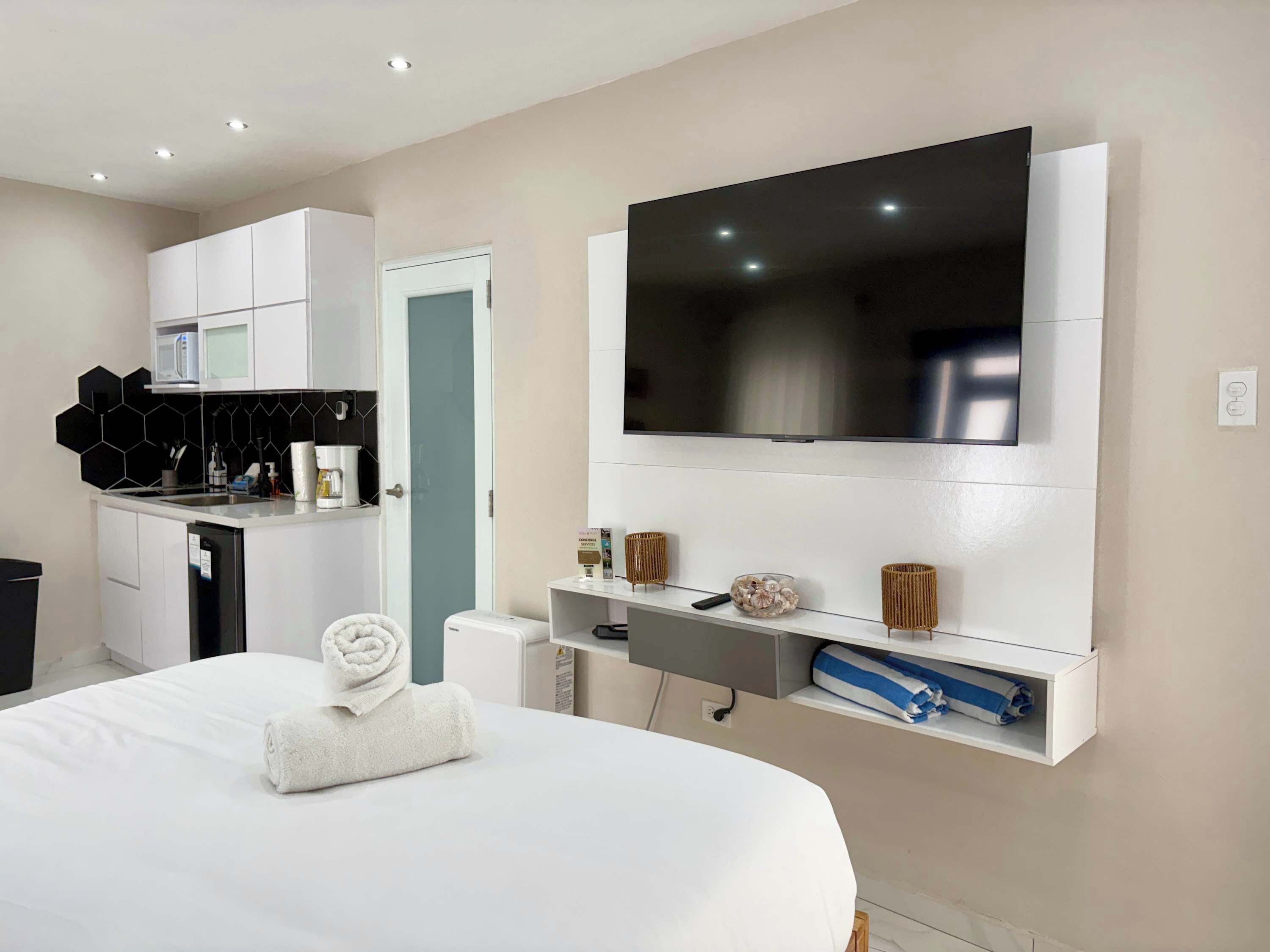 Skrivebord, strykejern/-brett, reiseseng for barn og wi-fi