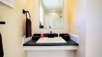 Deluxe Double Room | Bathroom
