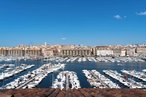 Marina - An Exceptional 3-BR/3Ba with Terrace- Vieux Port (Marseille)
