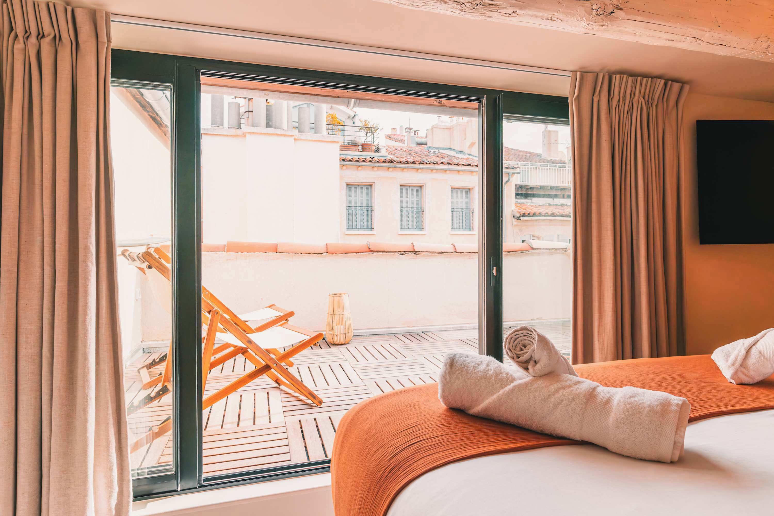 Tabla de planchar con plancha, wifi, ropa de cama