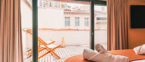 Tabla de planchar con plancha, wifi, ropa de cama