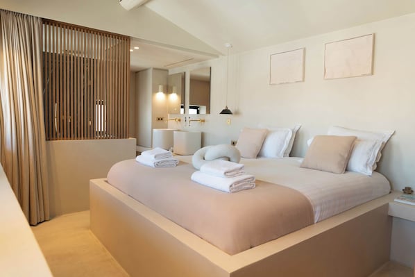 Iron/ironing board, WiFi, bed sheets - An Exceptional 3-BR/3Ba with Terrace- Vieux Port (Marseille)
