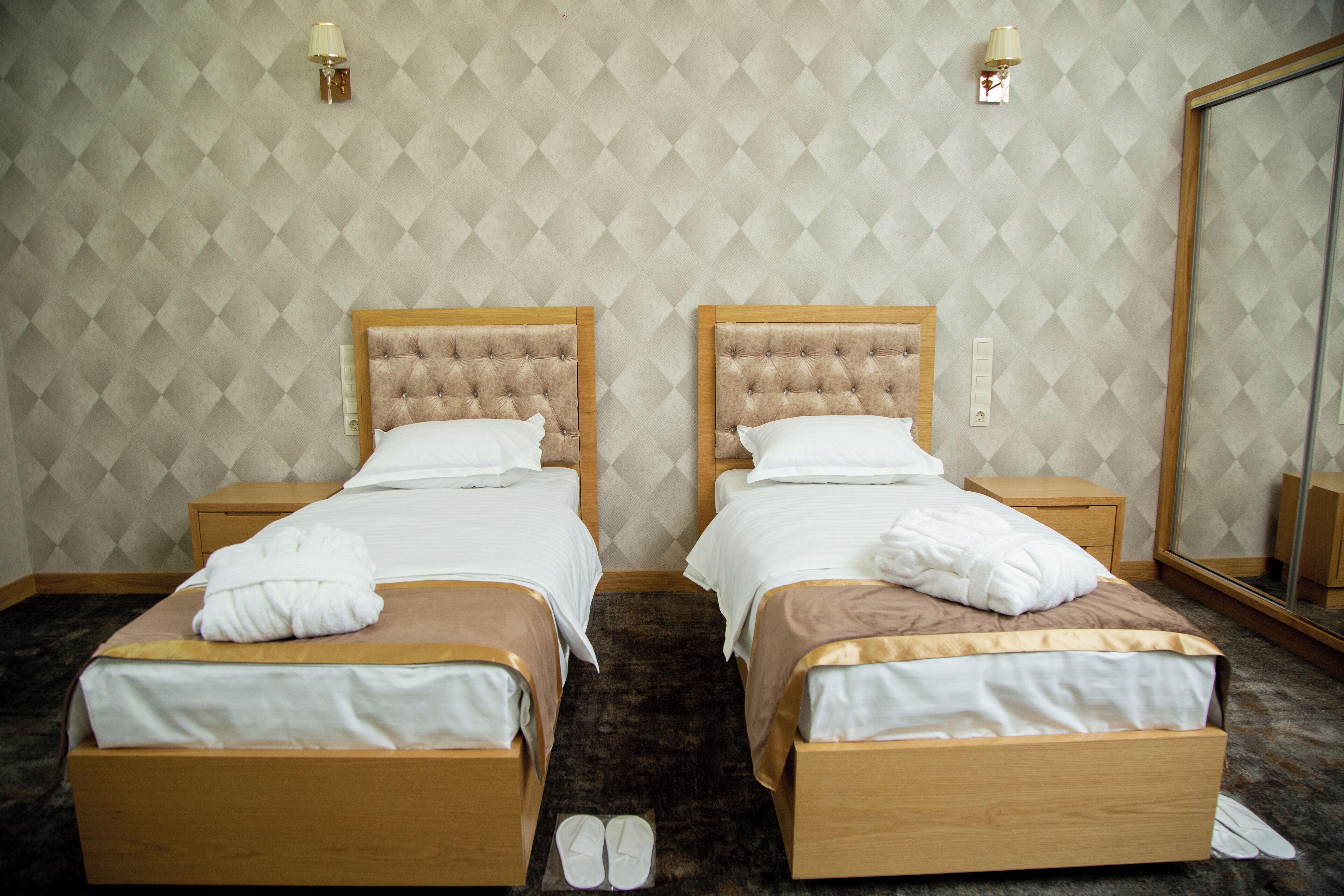 Zimmersafe, Schreibtisch, laptopgeeigneter Arbeitsplatz