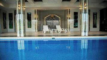 Una piscina techada, una piscina al aire libre de temporada