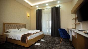 Caja de seguridad en la habitación y escritorio