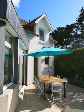 Outdoor dining - Family house, 3 bedrooms, walking distance to the sea 400m from Plage des Godelins (BINIC ETABLES SUR MER (etables sur mer))