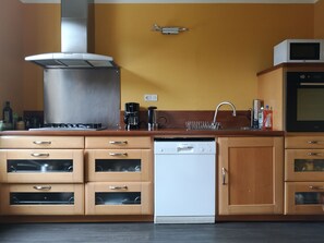 Private kitchen - Family house, 3 bedrooms, walking distance to the sea 400m from Plage des Godelins (BINIC ETABLES SUR MER (etables sur mer))