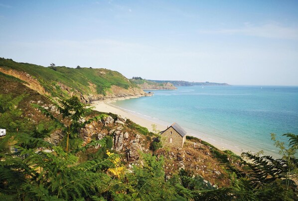 Beach - Family house, 3 bedrooms, walking distance to the sea 400m from Plage des Godelins (BINIC ETABLES SUR MER (etables sur mer))