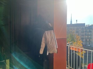 Ein Balkon mit Blick auf Gebäude und einen Turm.