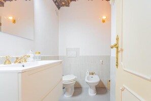 Shower, hair dryer, bidet, towels - Vrbo Property (Griante)