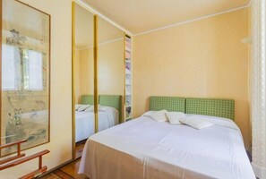 Iron/ironing board, travel cot, WiFi, bed sheets