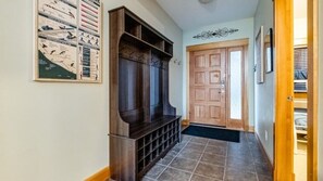 Interior - Nicely appointed 3 Bedroom, 2 Bath Condo. Sleeps 8, 5 Minute walk from RED. (Rossland)