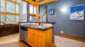 kitchen2 - Nicely appointed 3 Bedroom, 2 Bath Condo. Sleeps 8, 5 Minute walk from RED. (Rossland)