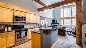 Fridge, microwave, oven, stovetop - Nicely appointed 3 Bedroom, 2 Bath Condo. Sleeps 8, 5 Minute walk from RED. (Rossland)