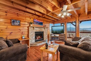 スマートテレビ、暖炉、テレビゲーム、テーブルサッカー台