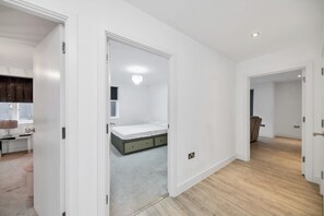 Iron/ironing board, WiFi, bed sheets - Lovely 2 Bedroom Apartment (Cambridge)