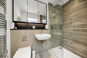 Shower, hair dryer, towels, soap - Lovely 2 Bedroom Apartment (Cambridge)