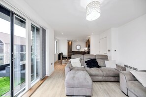 Living area - Lovely 2 Bedroom Apartment (Cambridge)