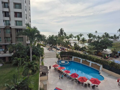 An amazing apartment on the beach with an incredible ocean view.
