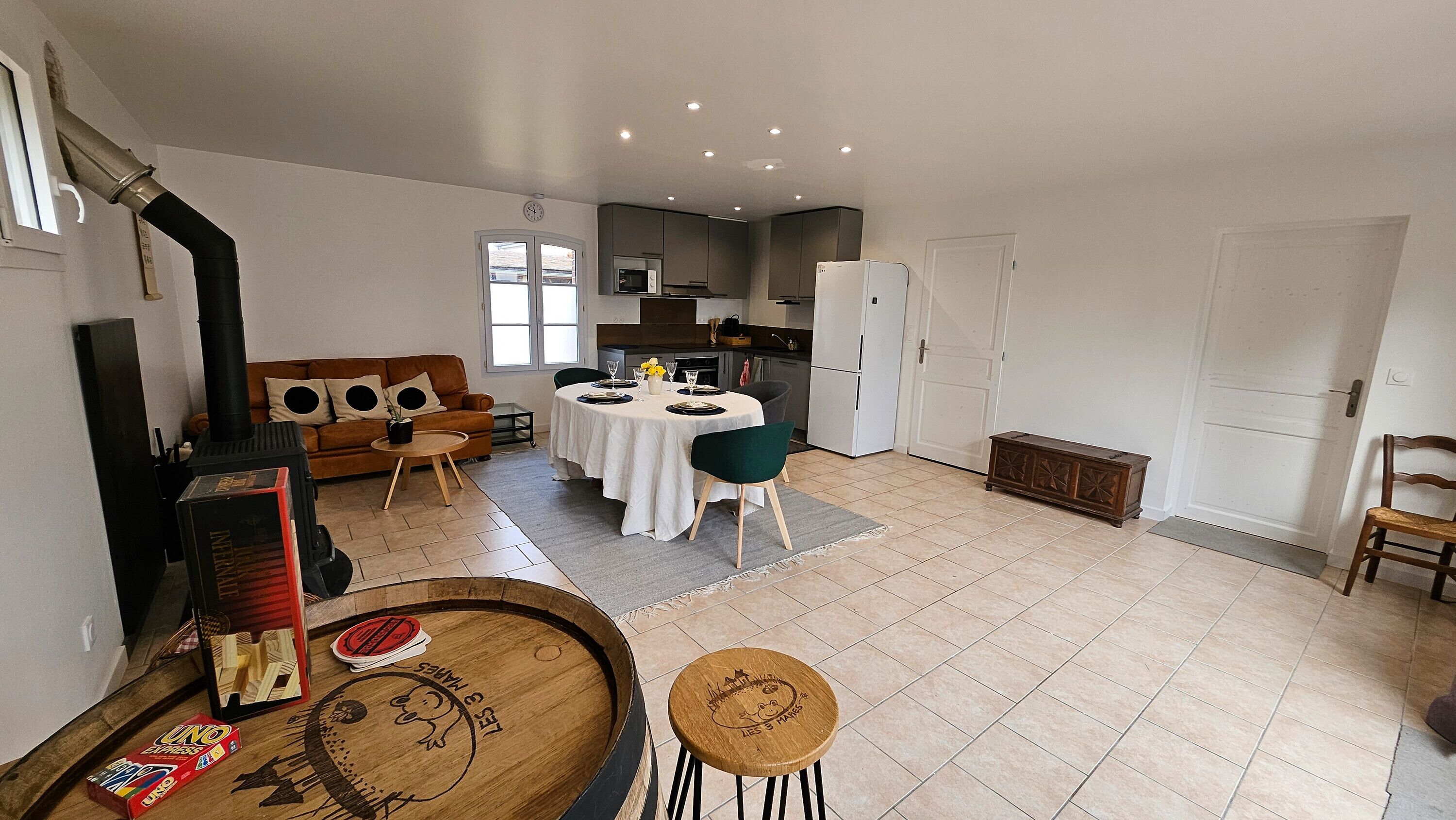 Téléviseur, table de ping-pong