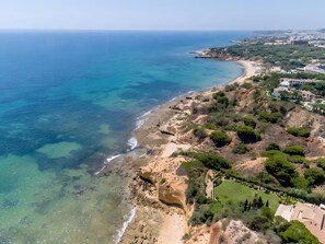Beach nearby - Apartment 'Studio On Maria Luisa Beach Wifi' with Shared Pool, Wi-Fi and Air Conditioning (Olhos de Água)