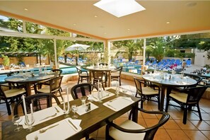 Dining - Apartment 'Studio On Maria Luisa Beach Wifi' with Shared Pool, Wi-Fi and Air Conditioning (Olhos de Água)