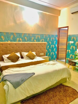 Desk, laptop workspace, free WiFi - Hotel Giri Prime Inn Near Cyber City (Gurugram)