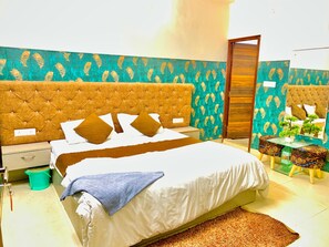 Desk, laptop workspace, free WiFi - Hotel Giri Prime Inn Near Cyber City (Gurugram)