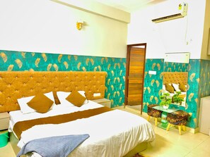 Desk, laptop workspace, free WiFi - Hotel Giri Prime Inn Near Cyber City (Gurugram)