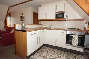 Chalet Supérieur, balcon, vue jardin | Cuisine privée | Réfrigérateur, micro-ondes, four, plaque de cuisson
