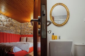 Dusch, hårtork, handdukar och tvål