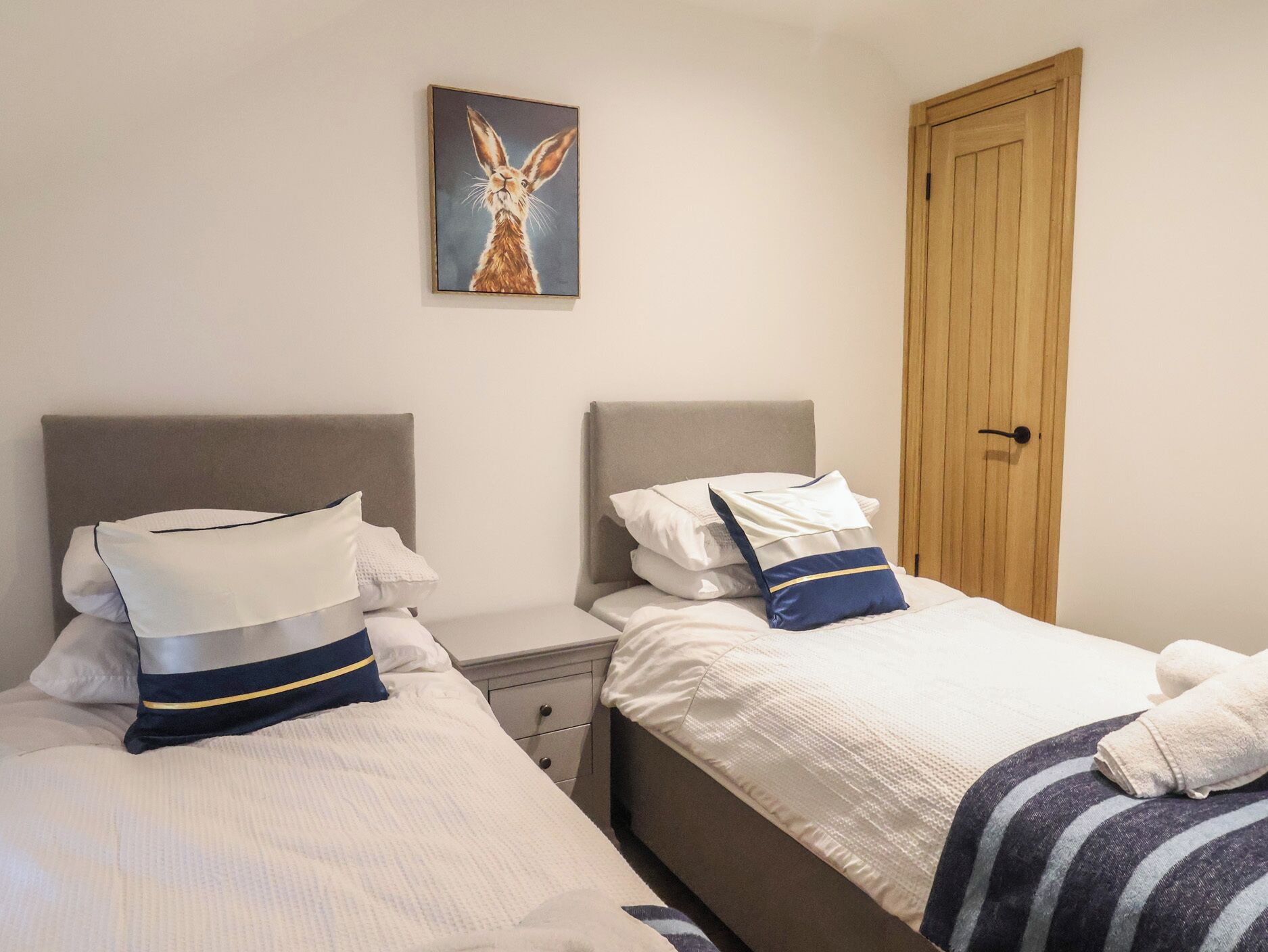 2 habitaciones, decoración personalizada y muebles diferentes 