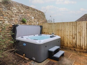 Outdoor spa tub - Rose Cottage (Wellington)