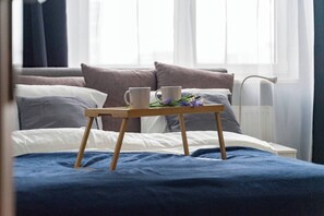 Desk, iron/ironing board, WiFi, bed sheets - Bemowo Two-Bedrooms Apt - 52m2, Parking, Loggia - by Rentujemy (Warszawa)