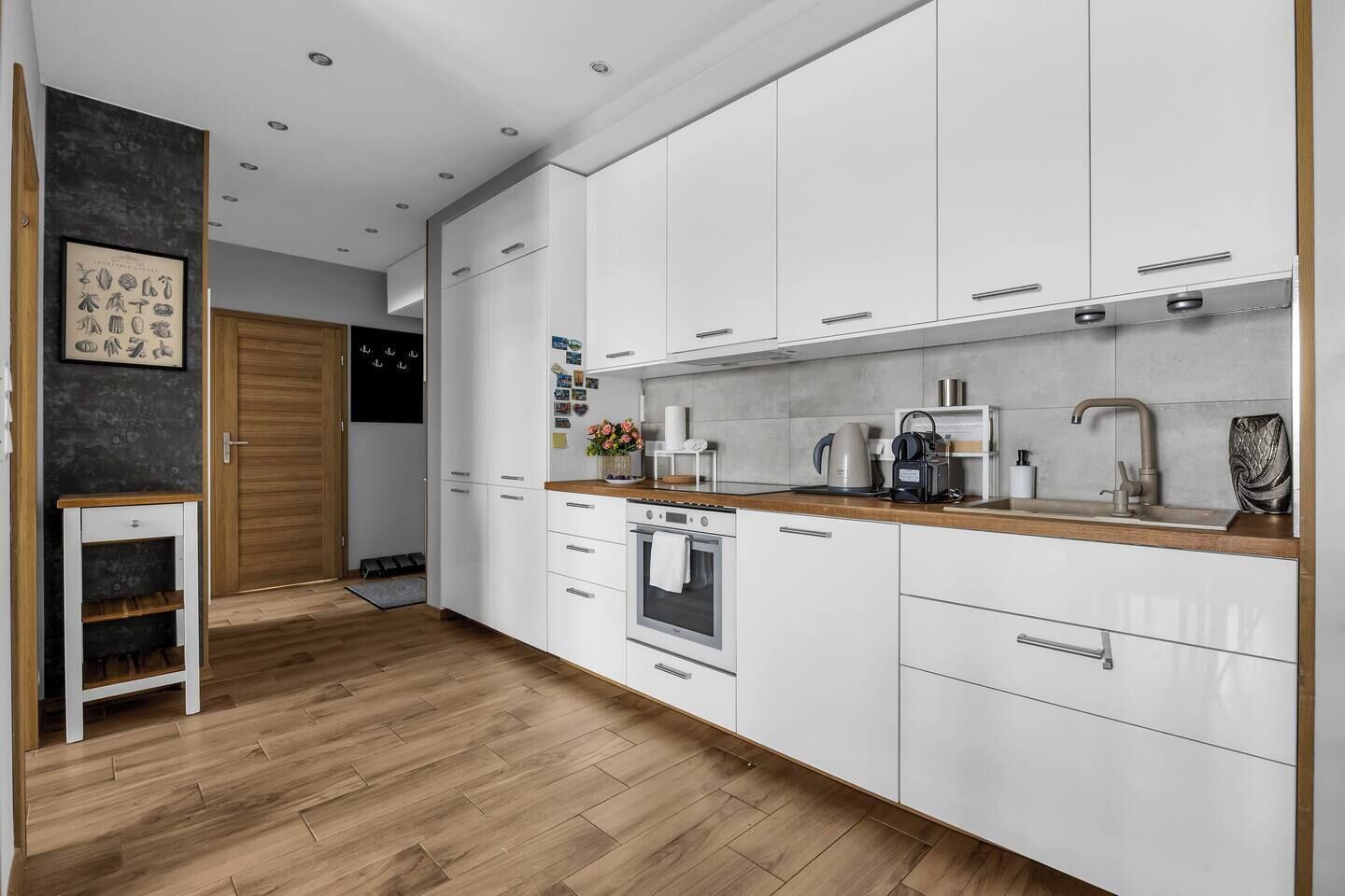 Jääkaappi, mikroaaltouuni, uuni, liesi