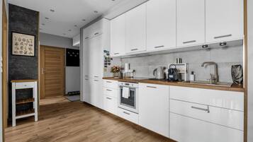 Jääkaappi, mikroaaltouuni, uuni, liesi