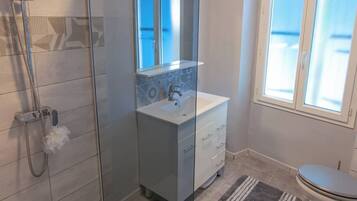 Serviettes fournies, papier toilette