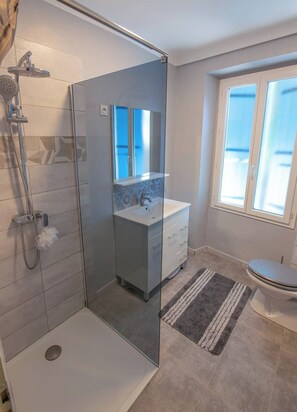 Serviettes fournies, papier toilette